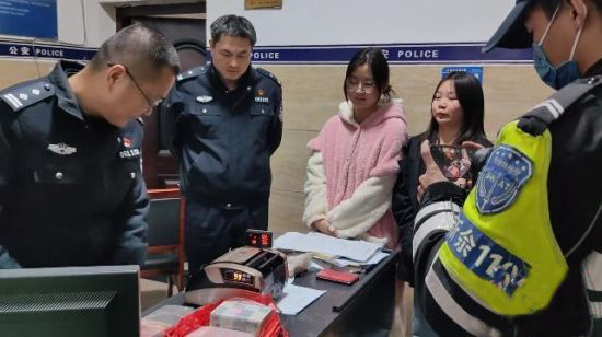 2租客打扫屋子捡万元报警 房东“免1年房租”奖励